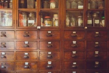 Tra Profumi e Veleni: Alchimisti e Speziali di Brescia Tra Profumi e Veleni: Alchimisti e Speziali di Brescia